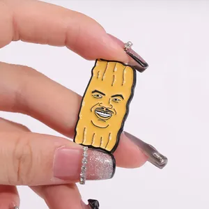 Gros plan détaillé sur un pin's émaillé rigolo en forme de churro avec visage