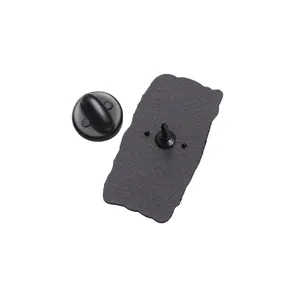 Détail du dos de broche en alliage noir mat avec épingle métallique et fermoir papillon
