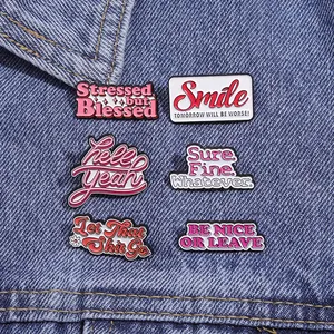 Lot de 6 épingles émaillées colorées avec slogans inspirants sur tissu denim