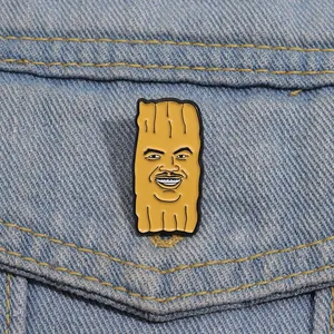 Broche rectangulaire amusante en émail jaune avec visage cartoon sur veste en jean