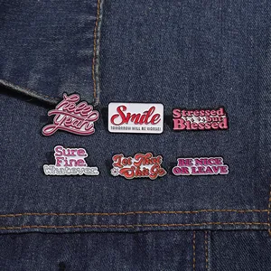 Détail de l'ensemble de badges en émail rose sur veste en jean avec pins créatifs