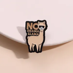 Détail d'un pin's en émail beige avec motif lama et inscription No Drama Llama