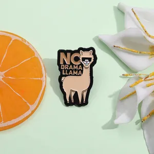 Détail du pin's émaillé No Drama Llama avec un alpaga mignon portant des lunettes