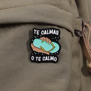 Detail einer grünen Flip-Flop-Emaille-Anstecknadel an einer Segeltuchtasche