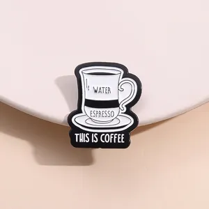 Détail du pin's émaillé tasse à café montrant les couches d'espresso et texte café