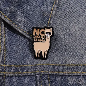 Détail du pin's émaillé alpaga NO DRAMA LLAMA sur un col de veste en jean