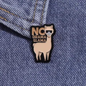 Gros plan du pin's émaillé No Drama Llama sur une veste en jean bleu avec alpaga