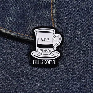 Broche en émail tasse à café avec texte sur fond de tissu en denim bleu classique