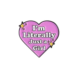 Detailansicht der rosa Herz-Emaille-Anstecknadel mit I'm Literally Just a Girl Spruch
