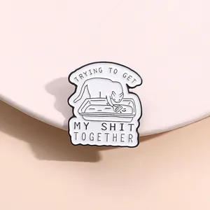Détail du pin's émaillé avec motif de chat et texte « TRYING TO GET MY SHIT TOGETHER »