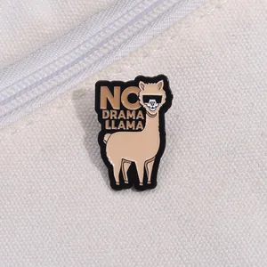 Détail du pin's émaillé No Drama Llama sur un sac en toile blanche avec fermeture