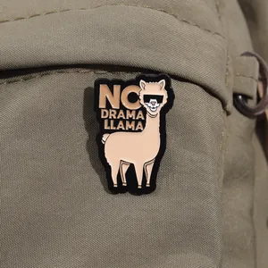Détail du pin's émaillé lama sur sac en toile verte avec texte No Drama Llama