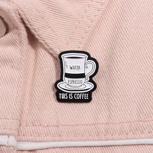 Broche tasse à café en émail avec texte This Is Coffee sur fond en tissu rose pâle