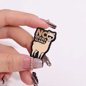 Détail du pin's émaillé No Drama Llama avec un alpaga rigolo portant des lunettes