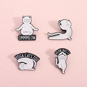 Set van vier schattige cartoon yoga kat emaille pinnen met grappige teksten op roze