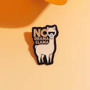 Épingle émaillée No Drama Llama avec un lama beige et lunettes de soleil sur fond orange