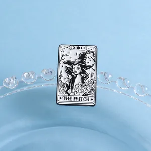 Broche tarot en émail avec chat noir et motif de sorcière noir et blanc