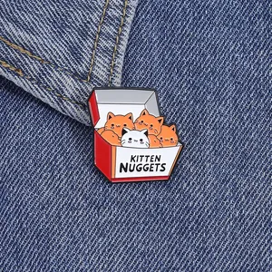 Détail du pin's émaillé Kitten Nuggets avec des chats mignons sur une veste en jean