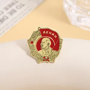 Macro-opname van de USSR Lenin emaille speld met rode vlag en hamer en sikkel embleem
