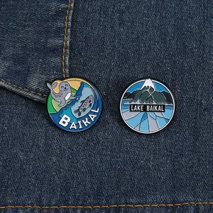 Set di spille rotonde in smalto del Lago Baikal con paesaggi su tessuto denim