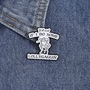 Detailansicht der Emaille-Anstecknadel mit Cowboy-Frosch auf blauem Denim-Stoff