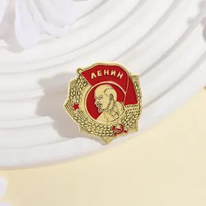 Detailopname van de Sovjet-Lenin emaille speld met hamer en sikkel embleem op wit
