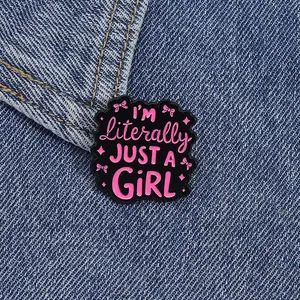 Detail der rosa I'M Literally JUST A GIRL Emaille-Anstecknadel mit Schleife auf Denim