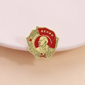 Detail van de Sovjet Lenin emaille speld met rode vlag ster en korenaren symbool