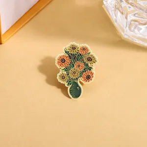 Detailansicht der Emaille-Anstecknadel mit Sonnenblumenstrauß in einer grünen Vase