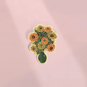 Emaille-Brosche im Ölgemälde-Stil mit Sonnenblumen in grüner Vase für Kleidung