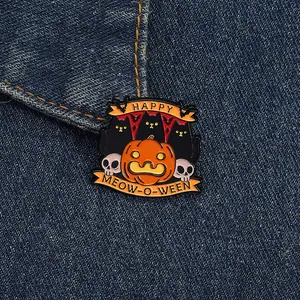 Detail von Halloween-Emaille-Pins mit schwarzen Katzen und Kürbissen auf Denim