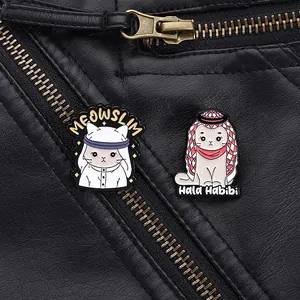 Détail de pins émaillés Meowslim sur veste en cuir avec focus sur la texture fine