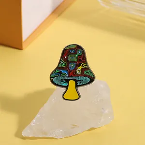Detailansicht der farbenfrohen psychedelischen Pilz-Emaille-Nadel mit Wellenmuster