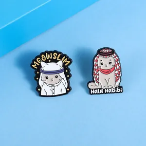 Broches chat musulman en émail avec texte MEOWSLIM et Hala Habibi sur fond bleu