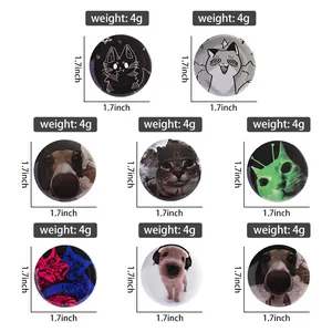 Set mit acht 1,7-Zoll-Zinnabzeichen mit Katzen- und Hundememes sowie Größenangaben
