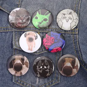 Set mit 8 kreativen Hunde- und Katzen-Meme-Anstecknadeln auf einer Denim-Jacke