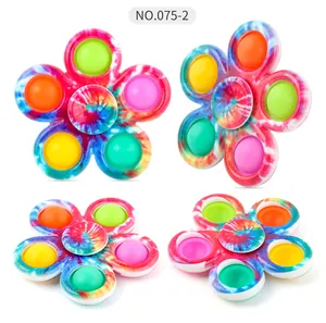Fidget spinner a fiore tie-dye con cinque bolle di silicone colorate da varie angolazioni