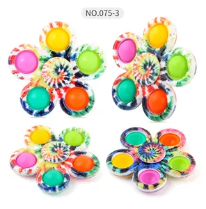 Dettaglio di quattro fidget spinner arcobaleno con bolle di silicone colorate in set