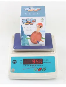 Vue détaillée du jouet tonneau pirate sur une balance affichant un poids total de 95g