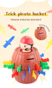 Vue détaillée du tonneau pirate avec fente tirelire et petites épées en plastique colorées