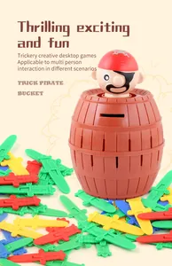 Gros plan d'un jouet tonneau pirate avec épées en plastique et figurine de pirate