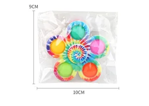 Vista dettagliata del fidget spinner tie-dye con dimensioni 10cm per 9cm in confezione