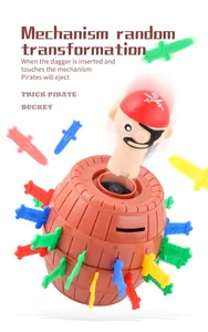 Photo d'action du tonneau de pirate avec tête bondissante et petites épées colorées