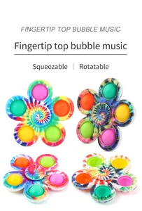 Dettaglio di fidget spinner tie-dye colorati con cinque bolle pop-it in silicone