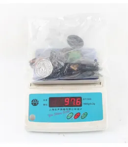 Misura dettagliata del peso di figurine di animali assortite in un sacchetto di 97,6 g