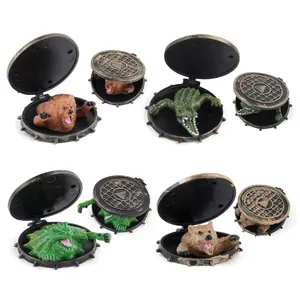Set di miniature di animali con orso coccodrillo e mostri che escono dai tombini