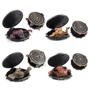 Miniature di mostri fantasy realistici tra cui lupi mannari e creature rino