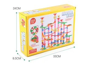 Vista dettagliata della confezione pista per biglie 133 pezzi, dimensioni 33x24x8,5cm