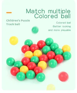 Palline colorate in plastica rossa, gialla e verde per piste di biglie fai-da-te