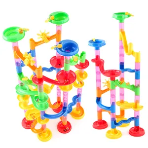 Set di costruzioni per pista di biglie colorate con vari tubi e imbuti per bambini